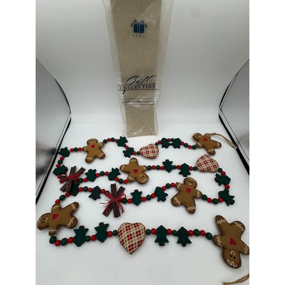 Avon Gift Collection Festive Holiday Garland Gingerbread Men Hearts Wood Trees